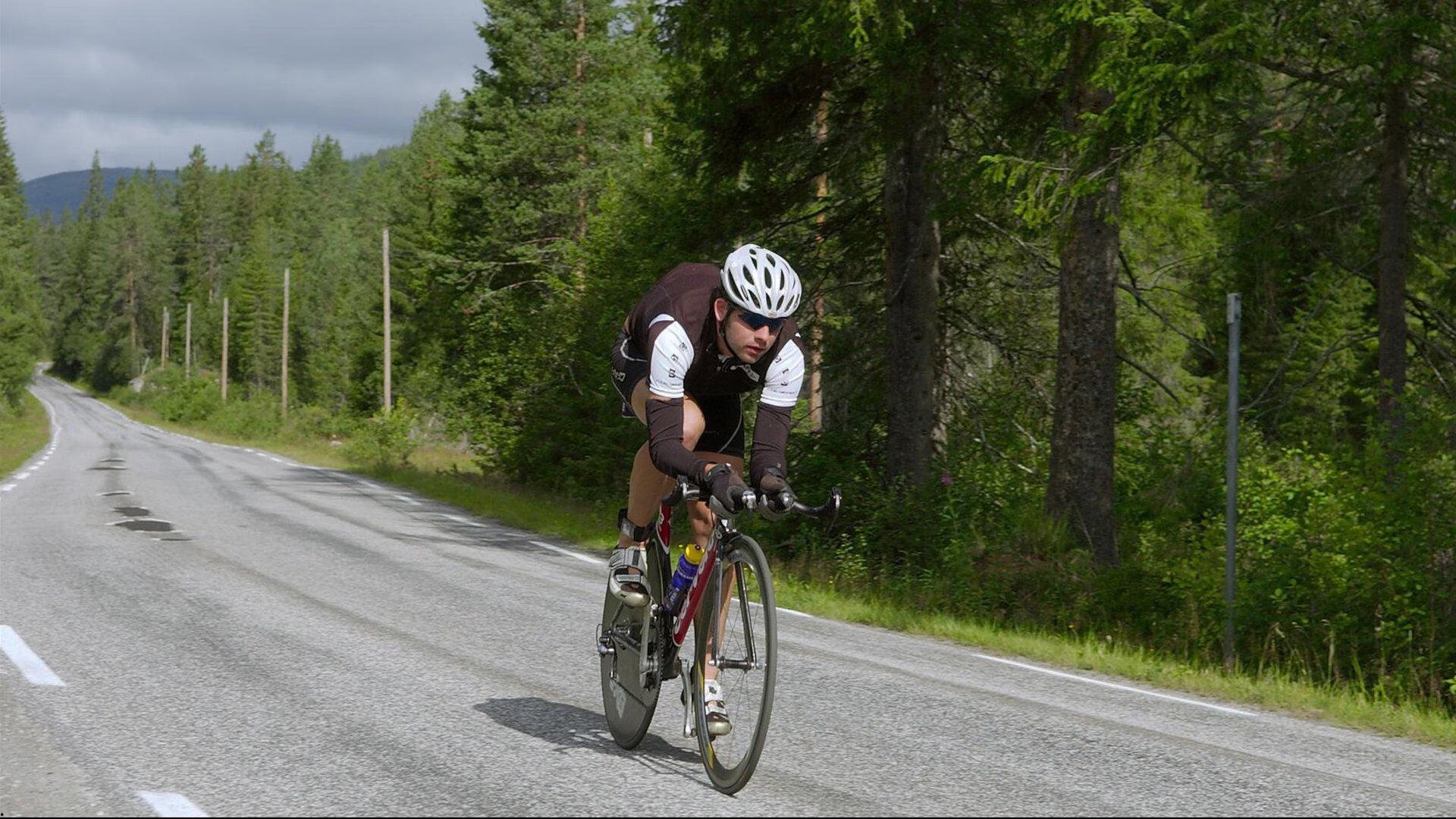 东契奇续约湖人众将到场支持却不见詹姆斯，后者更新社媒在雾天打高尔夫