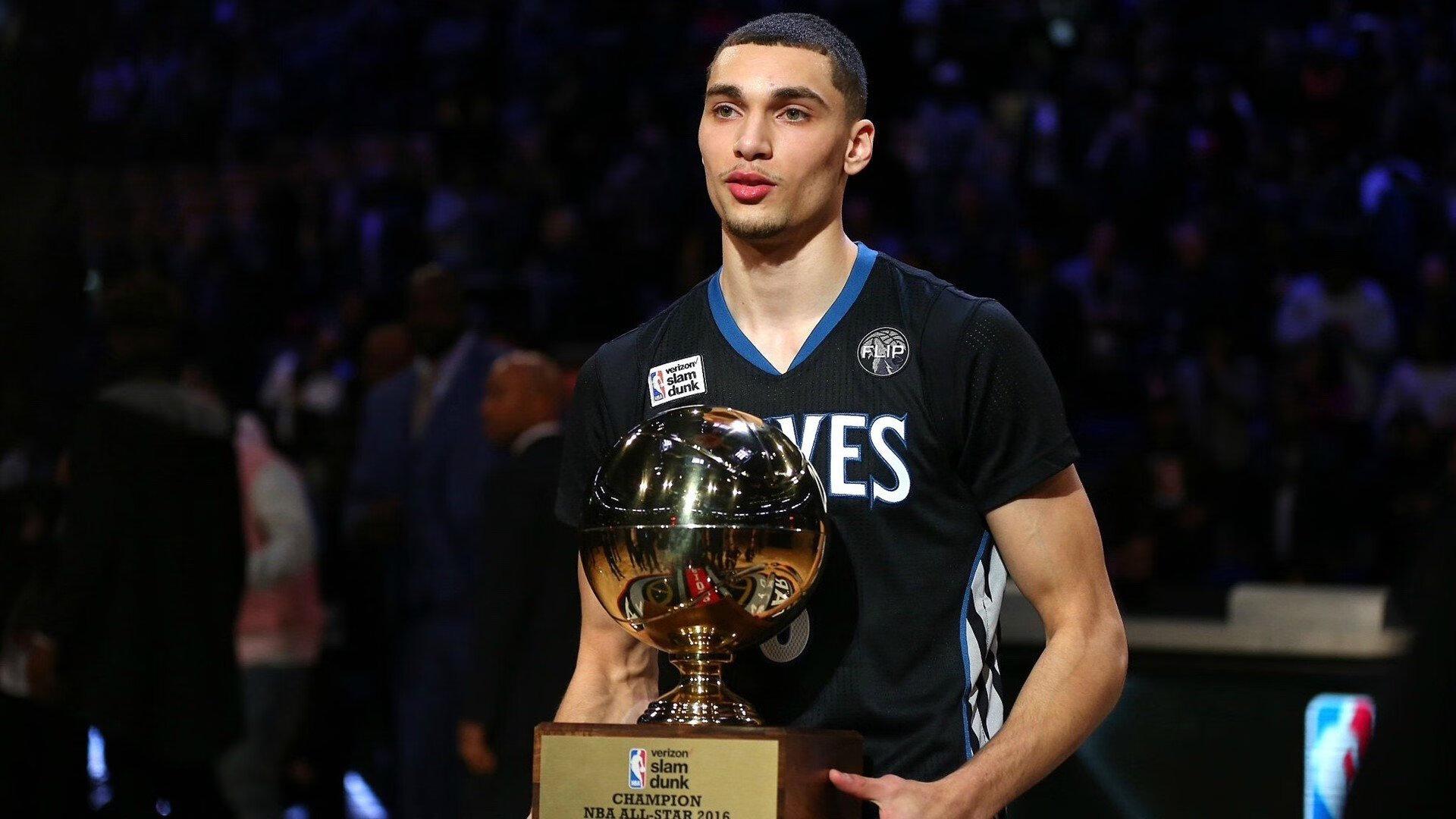 克里斯·保罗在洛杉矶快船队为他举办的迎新活动上，激动不已